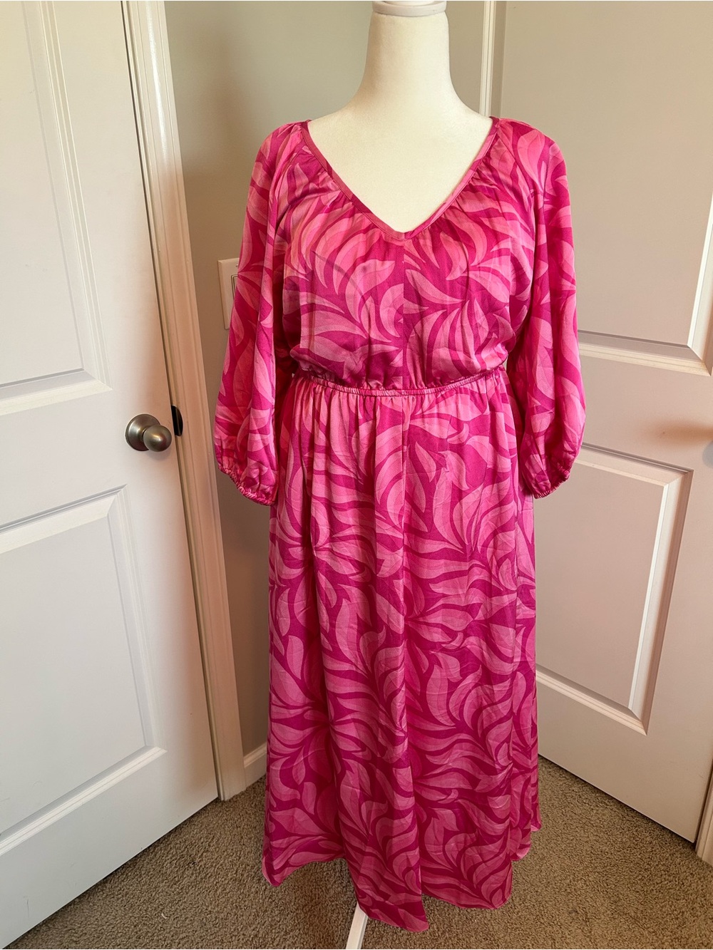 Taylor Pink Patterned Mid/Maxi Dress with V-Neck